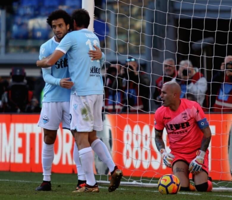 Na Itália, a Lazio não teve grandes dificuldades para derrotar o Crotone, no Estádio Olímpico de Roma, e se aproximar dos líderes. Com um ótimo desempenho no segundo tempo, os donos da casa arrancaram para golear por 4 a 0, com direito a gol do brasileiro Felipe Anderson