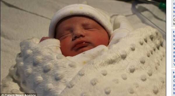 Na 28ª semana, após negar o tratamento, Dwynwen recebeu a notícia de que a pequena
Martha havia morrido.


― Foi uma decisão horrível, mas
foi a melhor decisão que pude tomar. Quando soube que a Martha havia morrido foi muito
difícil e para piorar tudo sabia que tinha que carregá-la comigo até o final
da gestação

Mulheres contam como foram os partos de seus filhos
