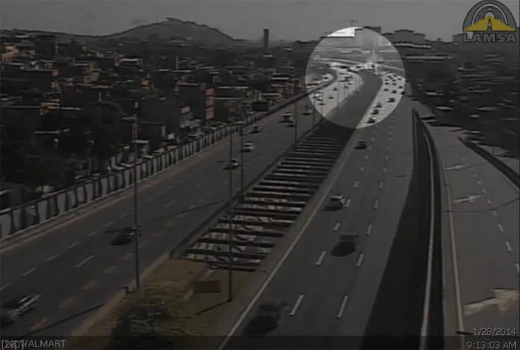 Às 9h03, aconteceu a batida. Dois carros foram esmagados. Pedestres caíram da passarela