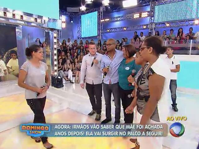 Patrícia, a tia por parte de mãe, foi a segunda a se apresentar para eles e disse que não tinha mais esperanças de um dia encontrá-los


+ Emoção no Domingo Show! Após 20 anos, jovens adotados por europeus encontram a família biológica

+ Aproveite e confira as matérias do programa Domingo Show

+ Já curtiu a página do Domingo Show no Facebook? É só clicar!

+ Siga o Domingo Show no Twitter e receba conteúdos exclusivos!