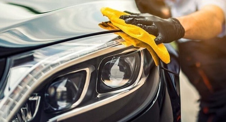 Para finalizar o serviço de lavagem a seco passe pela lataria do carro uma toalha de microfibra seca