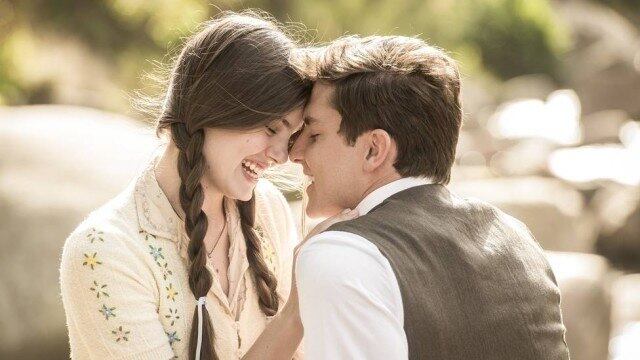 Quando a novela estreou, Camila ainda namorava o modelo Lucas Cattani, com quem terminou meses depois