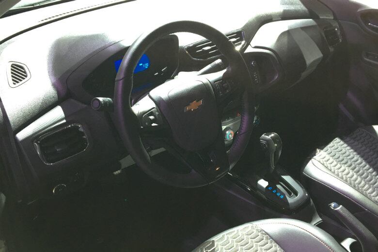 Na cabine, o modelo passa a ter acabamento em dois tons mais escuros na versão LTZ, além de novos tecidos