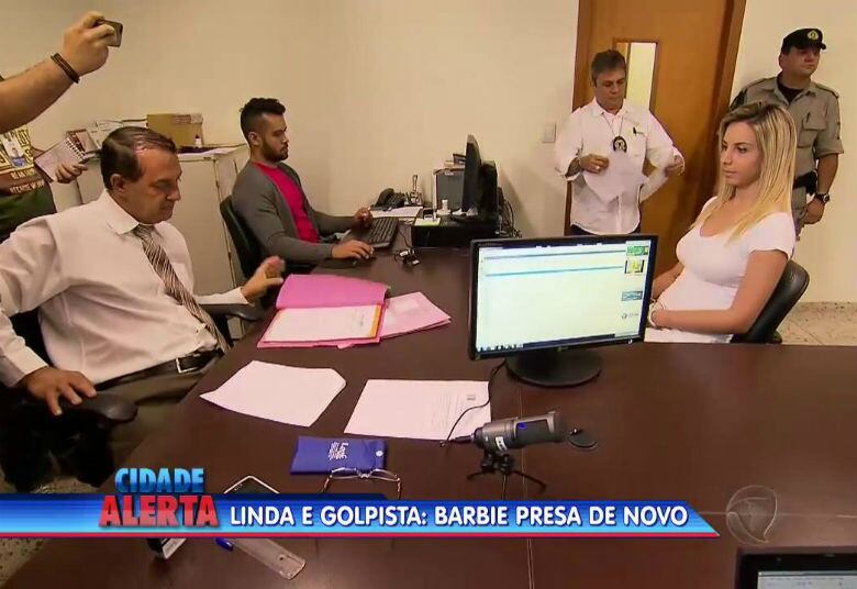 Assim que saiu da prisão, Bruna já engatou um novo relacionamento. Junto com o namorado, a golpista convenceu um amigo a emprestar um carro de luxo para o casal, que se apropriou do carro

+ Quer ver tudo o que rolou no Cidade Alerta? Veja a íntegra no R7 Play
