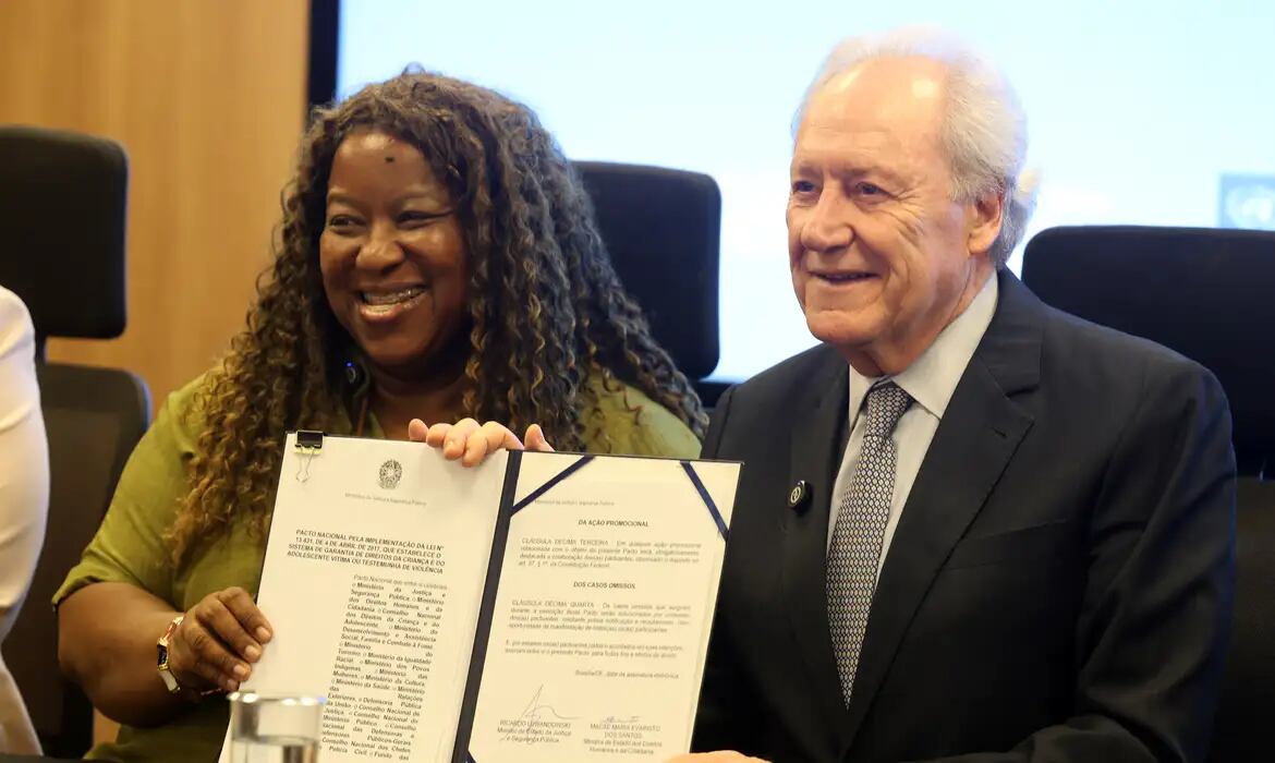 Ministros Ricardo Lewandowski e Macaé Evaristo durante evento de lançamento