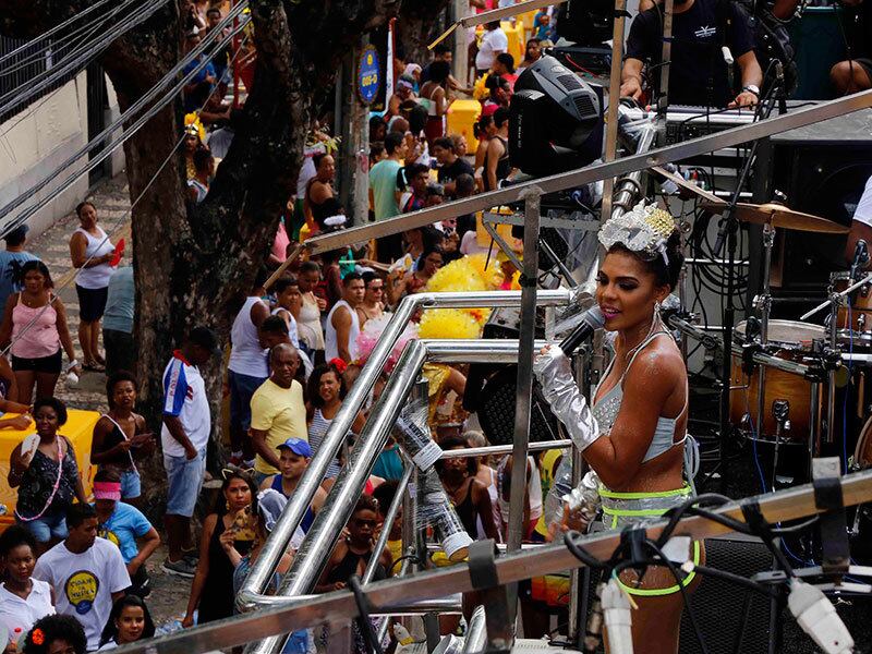 Com um repertório recheado de sucessos, a Vingadora animou o folião pipoca