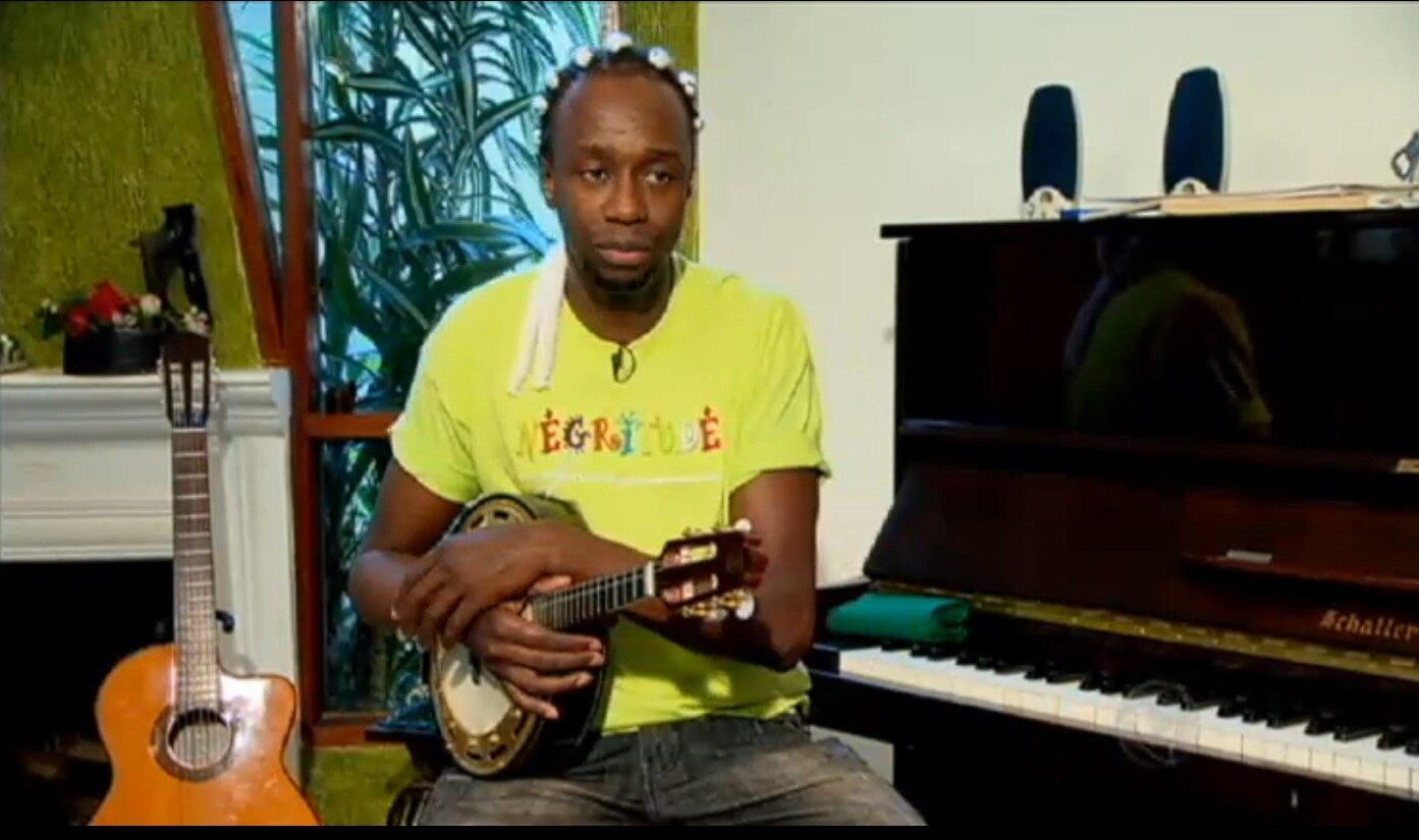 

Ao completar 40 anos em 2010, o
vocalista Nenê, da banda de pagode Negritude Jr, descobriu que sofria do
diabetes. Em uma manhã, ao acordar, o cantor percebeu que não conseguia enxergar direito, além de sentir muita sede. Ao fazer o teste, a doença foi detectada.

A partir daquele momento, Nenê iniciou uma dieta e um programa de exercícios físicos


 