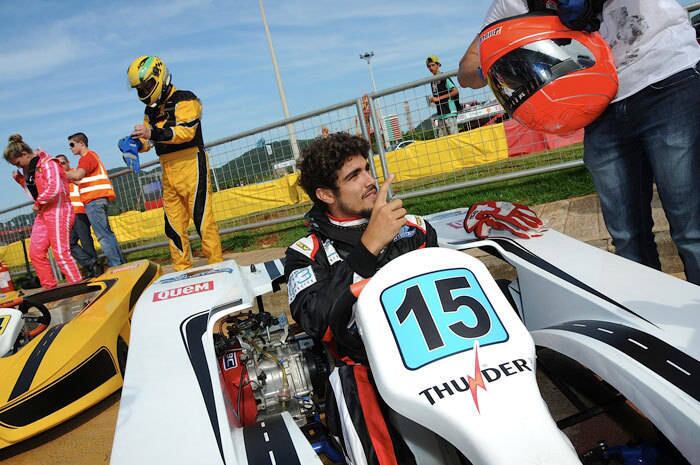 O ator Caio Castro, que também participa da corrida, tem um capacete vermelho, similar a do corredor alemão