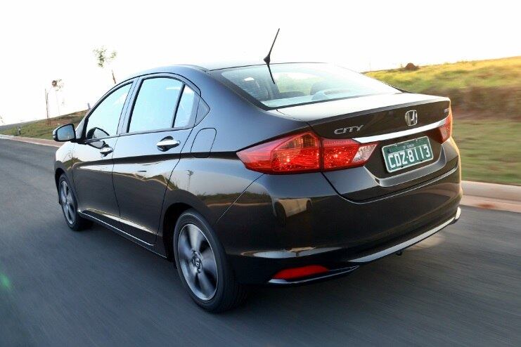 Traseira tem visual invocado com lanternas alongadas