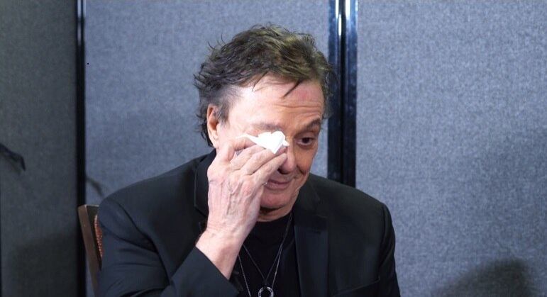 Fábio Jr. se emociona durante entrevista ao Domingo Espetacular
