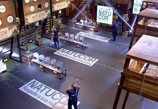 Em seguida, foi a vez de Mariano tomar posse do valioso chapéu, em uma disputa que exigiu mira, agilidade e equilíbrio. Ao lado de Carol e Tays, o sertanejo precisou acertar alvos para liberar tinta, pegar o balde e fazer uma mistura para, em último lugar, colocar o recipiente cheio e completo no final do percurso. Detalhe: todos os peões estavam com os pés amarrados para dificultar a atividade