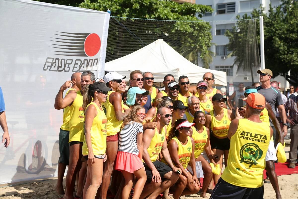 Depois, se juntou com a equipe para tirar foto