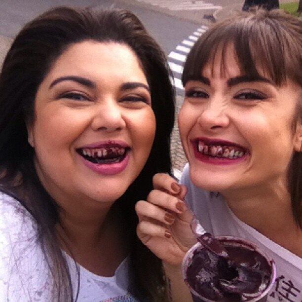 Fabiana Karla e Maria Casadevall se sujaram de açaí