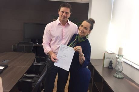 Eliana Amaral posou ao lado do advogado com a decisão favorável