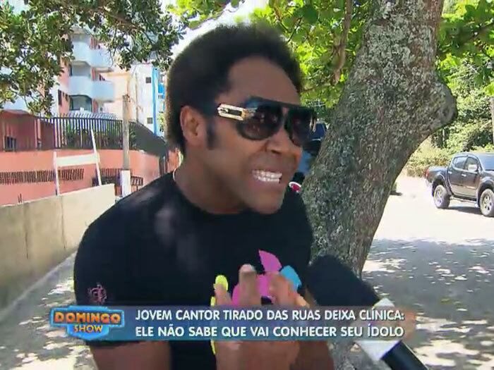 No último Domingo Show (7), o famoso cantor gospel Thalles Roberto encontrou com Leandro Luz, um jovem cantor, fã de sua música, que foi resgatado das ruas e recuperado do vício das drogas. Durante a reportagem especial, Thalles contou que também viveu uma história semelhante antes de se dedicar à canção gospel. Veja o que ele disse! 

+ ASSISTA: Sonho realizado! Músico tirado das ruas canta ao lado do ídolo no Domingo Show

+ Aproveite e confira as matérias do programa Domingo Show

+ Já curtiu a página do Domingo Show no Facebook? É só clicar!

+ Siga o Domingo Show no Twitter e receba todas as notícias do programa
