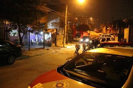 Vítima morreu baleada na garagem de casa, na Vila Miriam