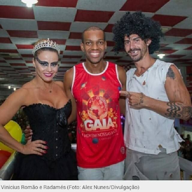 O volante Radamés, por sua vez, se vestiu de mendigo e curtiu o Carnaval do Salgueiro ao lado da esposa Viviane Araújo e do ator Vinícius Romão, preso injustamente na semana passada.

Eles adoram uma folia; veja os boleiros que não resistem ao Carnaval

