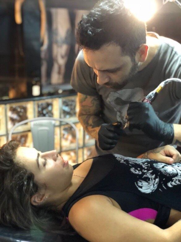 Normalmente, esse tipo de procedimento é feito com micropigmentação, que resulta na chamada maquiagem definitiva. A diferença de se fazer com tatuagem  é que a pigmentação é mais profunda e realmente definitiva. Barret explica: 
— Na maquiagem, a pigmentação é mais superficial 