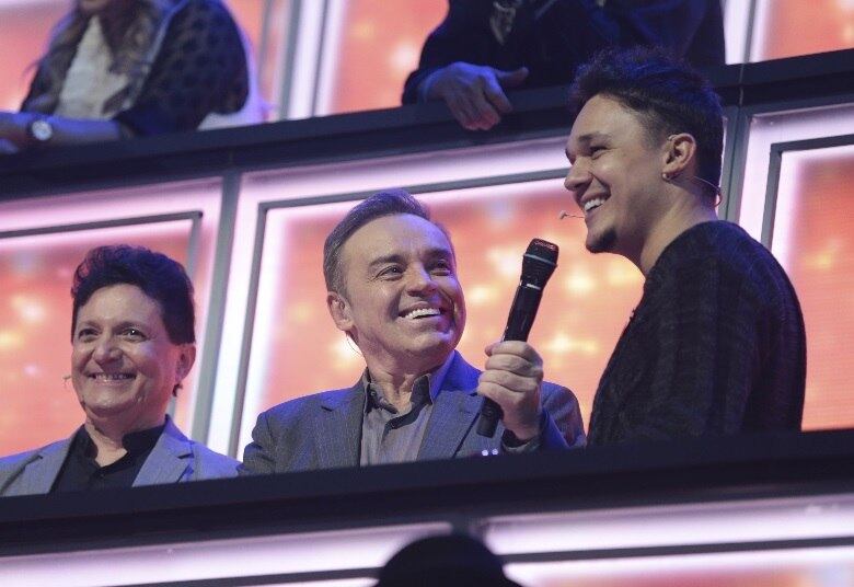 As últimas vagas
para a grande final do Canta Comigo serão definidas nesta quarta-feira (5), quando irá ao ar a segunda parte da semifinal do reality show musical
apresentado por Gugu Liberato. Quem passar continuará na disputa pelo prêmio de
R$ 300 mil