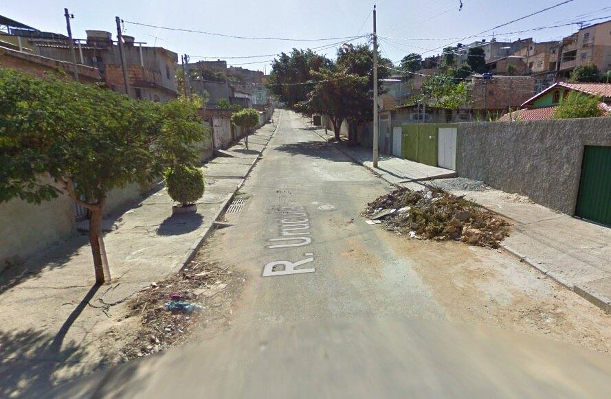 Vítimas estariam bebendo na rua Urucuia quando foram alvejadas