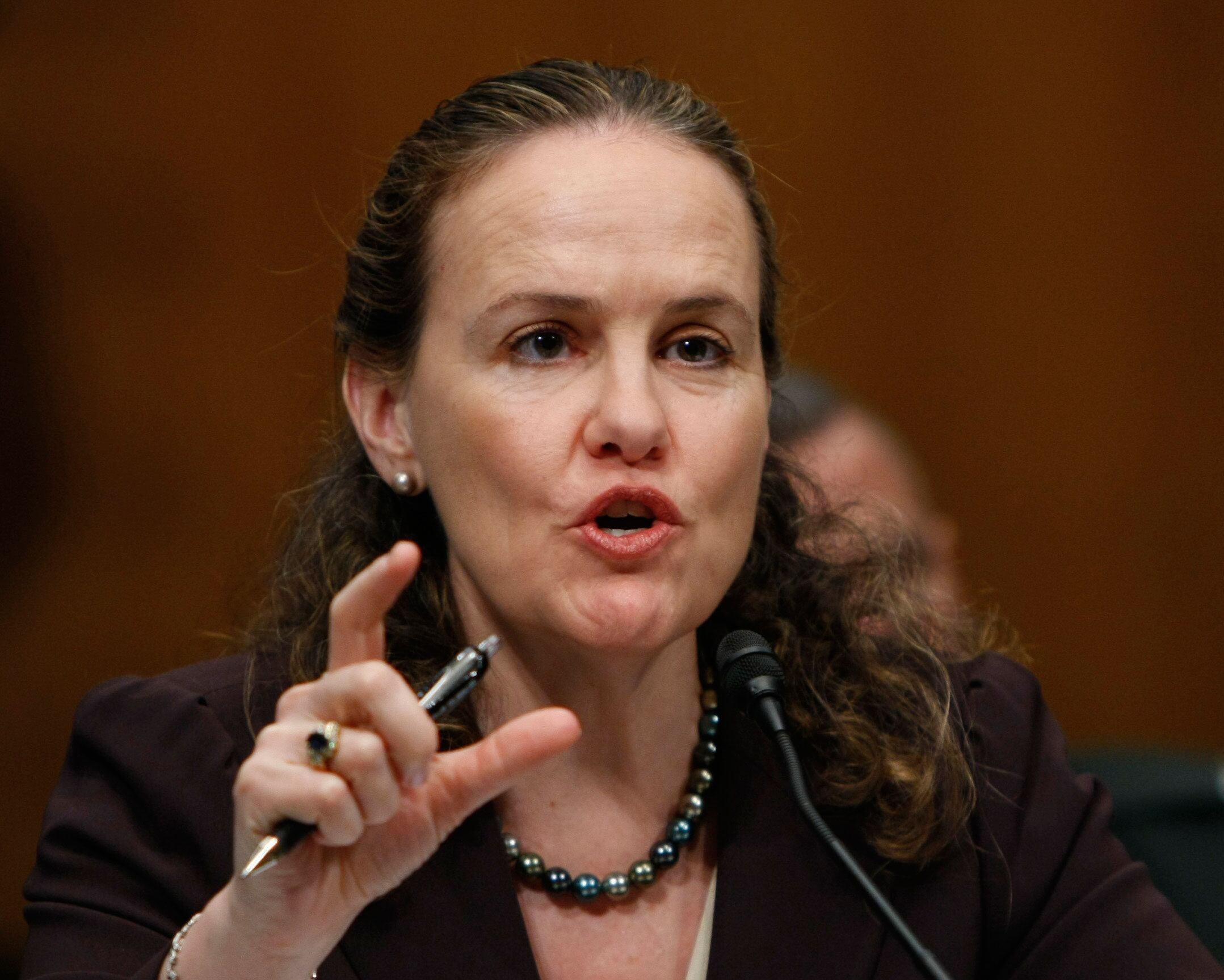 Michele Flournoy pode ser a nova Secretária de Defesa dos EUA. Michele foi confirmada, em 2009, como Subsecretária de Políticas de Defesa dos EUA. Ao assumir o cargo, Michele se tornou a mulher com o cargo mais alto na história do Pentágono. Fundadora do Centro para um Nova Segurança Americana, Michele foi professora da Universidade de Segurança Nacional