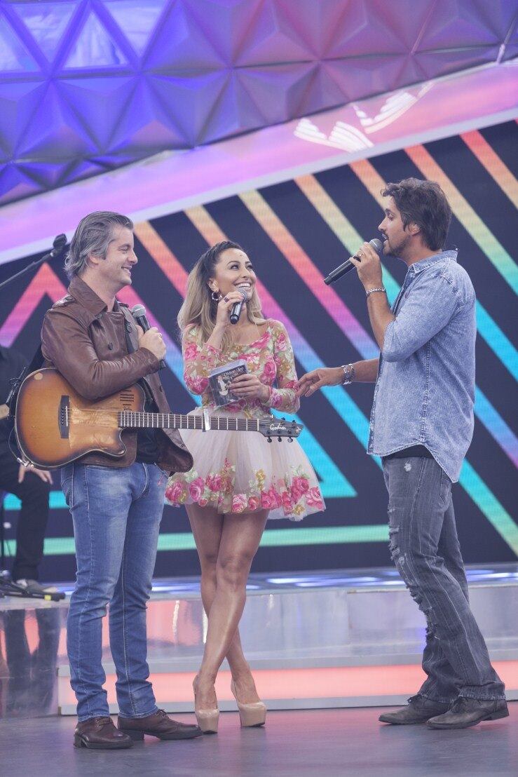 Além
disso, os mineiros vão relembrar um pouco de sua história no Balão da
Sabrina, ouvindo depoimentos de pessoas que foram marcantes em sua trajetória
pessoal e profissional
+ Vìdeo: Sabrina Sato descobre detalhes sobre a vida amorosa dos cantores
+ Quer saber tudo sobre o Programa da Sabrina? Siga o perfil no Twitter
+ A atração da japa mais famosa do Brasil também está no Facebook. Curta!