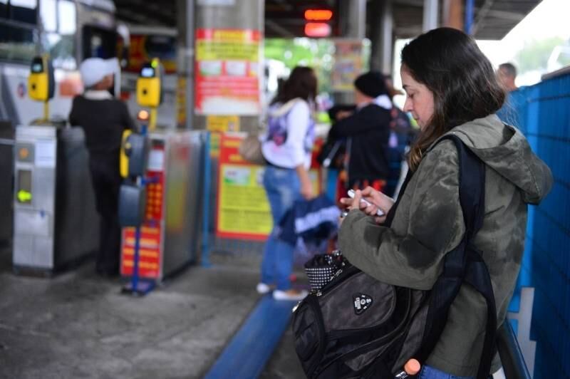 Andreia Camilo, 34
anos, secretária, mora em Mauá e
trabalha na saúde. Normalmente, ela leva uma hora e 30 minutos para realizar esse trajeto. Hoje, saiu de sua casa às 7h15 para chegar às 9h, mas às 9h30
ela ainda estava na estação Jabaquara. 

— Ontem, primeiro dia
da greve, cheguei às 11h e, para voltar, consegui carona. Hoje não vou conseguir
chegar porque não consegui acesso aos pontos de ônibus porque é muita gente
e os ônibus não estão parando porque estão lotados