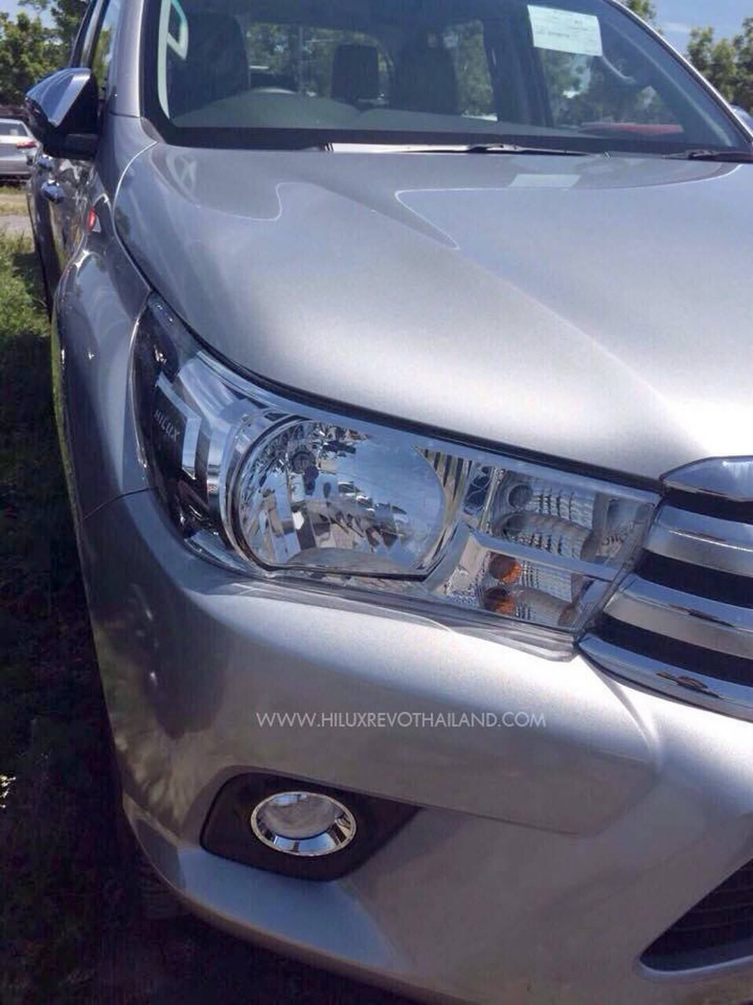 A nova estética é marcada sobretudo na dianteira, onde a grade cromada e avantajada que interliga os faróis