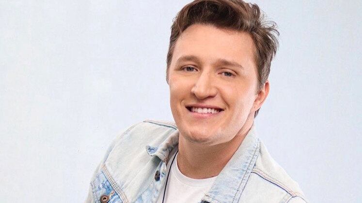 Superação

O cantor Rapha Dantas, de 32 anos, só veio conhecer o pai aos 19 anos e tem nele um grande apoio para realizar seus sonhos. Ele contou aos jurados que teve um problema vocal no ano passado e se emocionou por poder voltar aos palcos