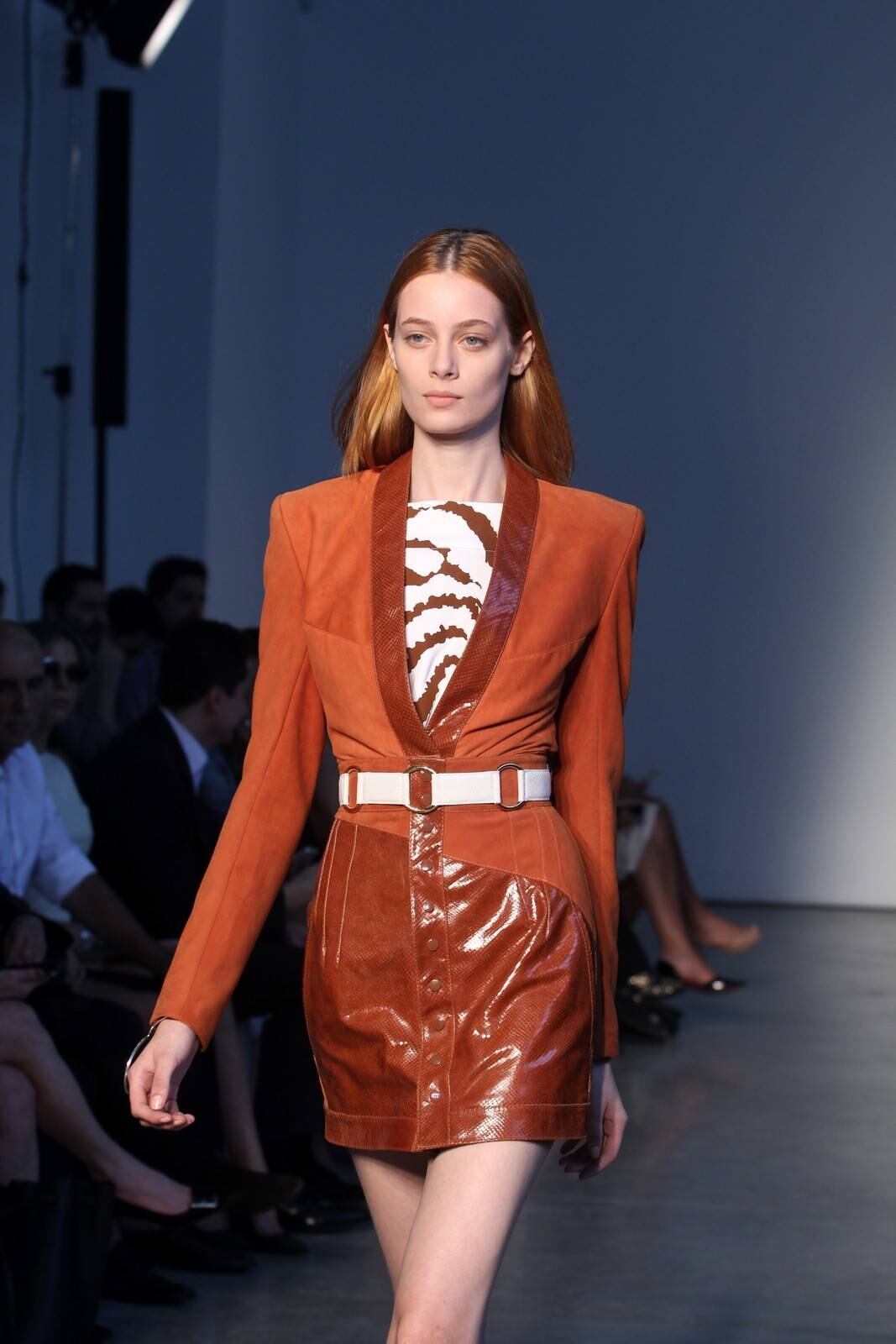 O segundo dia de desfiles da temporada inverno 2015 da São Paulo Fashion Week começou com a coleção do estilista Pedro Lourenço, nesta terça-feira (4). As modelos entraram na passarela após uma hora de atraso e vestiram peças feitas de diferentes materiais, que iam desde os trabalhos com paetês até detalhes com argolas de meta. Além dos casacos e saias que deram um ar sexy à coleção, as sandálias com saltos largos, arredondados e amarrações no tornozelo também foram destaque na passarela