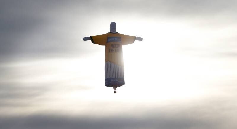 

Balão de ar quente
gigante com o formato do Cristo Redentor é visto sobrevoando Sydney, na
Austrália, em apoio à seleção australiana

