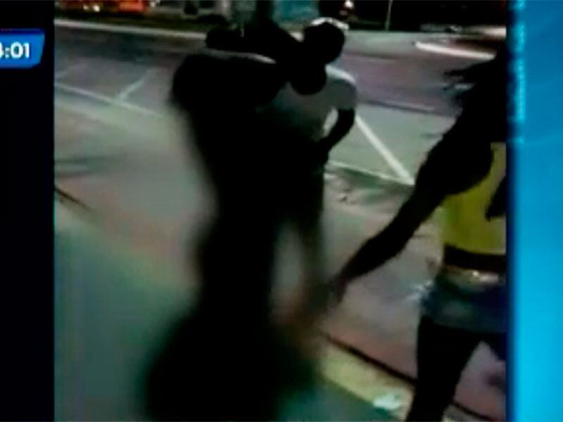 Vídeo mostra a vítima sendo espancada e o cabelo cortado caído no chão