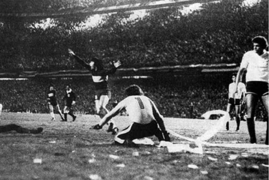 1977 - Final da Libertadores. Argentinos campeões após vencer o terceiro jogo nas penalidades.
Ida: Boca Juniors 1 x 0 Cruzeiro
Volta: Cruzeiro 1 x 0 Boca Juniors
Boca Juniors 0 x 0 Cruzeiro (5 x 4 nos pênaltis) *Jogo extra, realizado em Montevidéu (URU)