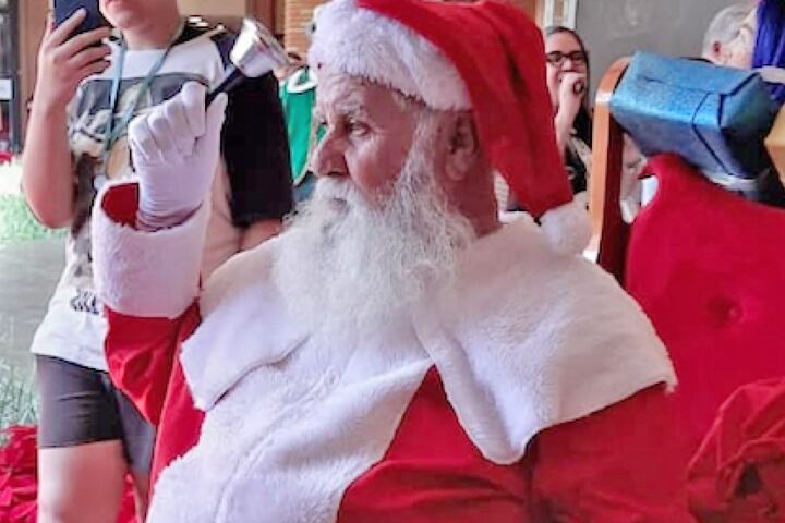 Célio chegou de helicóptero, vestido com o traje tradicional do