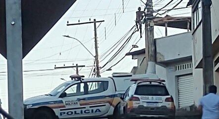 Suspeito subiu no poste ao ver as viaturas da PM
