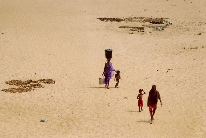 Em Bhubaneswar. Na Índia, mulheres carregam potes com água
potável ao caminhar pelas areias quentes do rio Daya. Muitas cidades na Índia
estão enfrentando uma severa seca