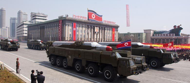 Expostos durante desfile na Coreia do Norte em 2012, mísseis Musudan estariam na costa leste do país