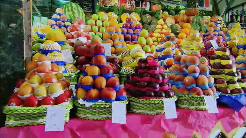 Posso comer fruta à vontade?




Mito. As frutas são nutritivas, porém contém açúcar e em
excesso engordam, afirma Liliane
