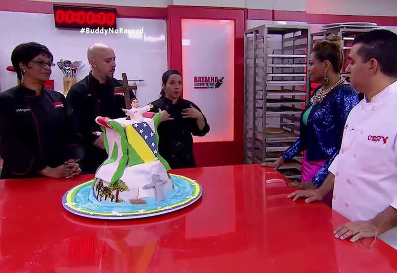 As brigas entre Alex, Marcia e Rosangela ficaram aparentes durante a apresentação do bolo. O grupo decidiu mostrar o Brasil através dos pontos turísticos mais famosos do País

+ Manuka é o primeiro eliminado da Batalha dos Confeiteiros; veja tudo o que rolou!

> Acesse o R7 Play e assista na íntegra a todos os programas da Record! Clique e experimente!
