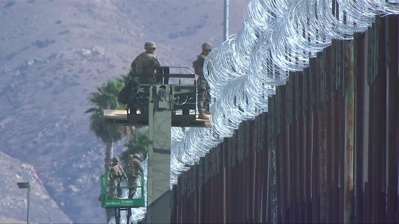 Forças armadas norte-americanas reforçando a fronteira entre México e EUA
