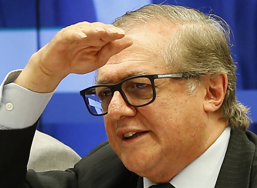 Agora fora do governo, Weintraub assumiu o Ministério da Educação após a demissão do colombiano Ricardo Vélez Rodriguez, que se desgastou no cargo ao enviar às escolas um e-mail em que pedia que os estabelecimentos de ensino mandassem ao ministério vídeos de alunos cantando o Hino Nacional