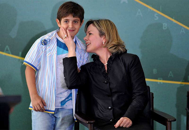 O filhão João Augusto também estava presente à cerimônia e ganhou o carinho da mamãe Gleisi