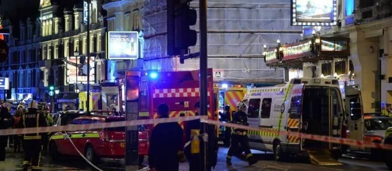 Os serviços de emergência informaram que 81 pessoas foram feridas, muitas na cabeça