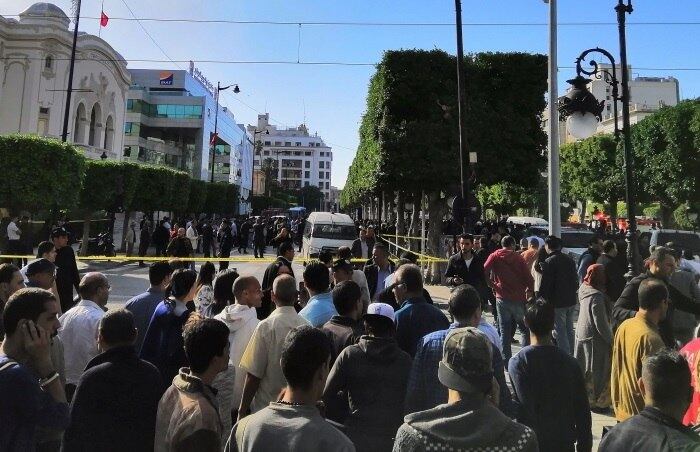 Lojas foram fechadas na avenida, que é normalmente uma das ruas mais movimentadas de Túnis e o local onde foram realizados os protestos que derrubaram o líder Zine El-Abidine Ben Ali no início da Primavera Árabe de 2011