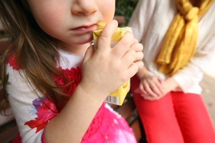 Produto de limpeza em suco - Em março de 2013 foi a vez de um suco à base de soja ser contaminado durante o processo de produção. Por causa de uma falha humana, a bebida foi envasada junto com uma solução usada para higienizar as máquinas. Ao todo, 96 unidades do suco sabor maçã, produzido em Porto Alegre (RS) foram contaminadas. A empresa teve que organizar uma força-tarefa para rastrear todas as unidades e retirá-las do mercado