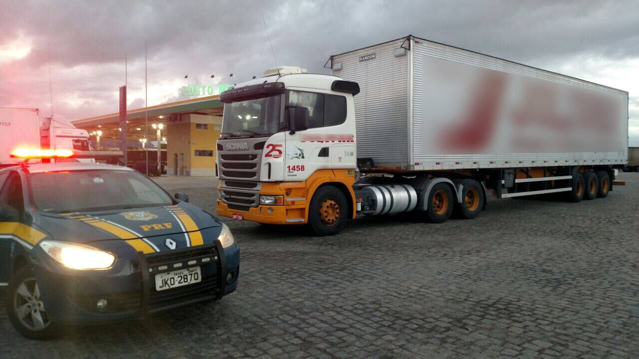 Uma guarnição foi encaminhada até o local e conseguiu localizar, em dois lugares diferentes, as três carretas