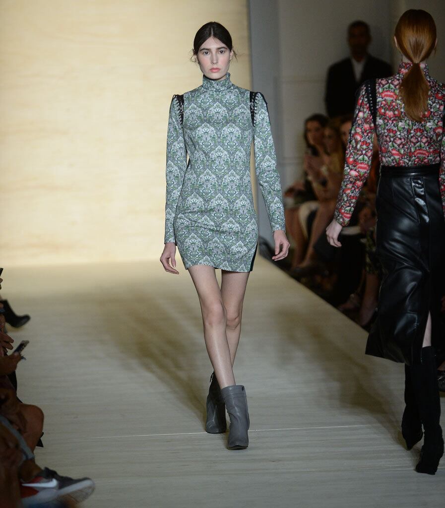 A coleção de inverno de Reinaldo Lourenço, apresentada na FAAP,
nesta terça-feira (4), usou e abusou de formas geométricas e do couro como
material principal. Os destaques ficaram por conta das franjas e das golas
altas. O pescoço recebeu atenção também por conta dos acessórios que as modelos
usaram. Paetês e estampas apareceram em segundo plano, quebrando o tom sóbrio das
criações, exibida na 38ª edição da SPFW 