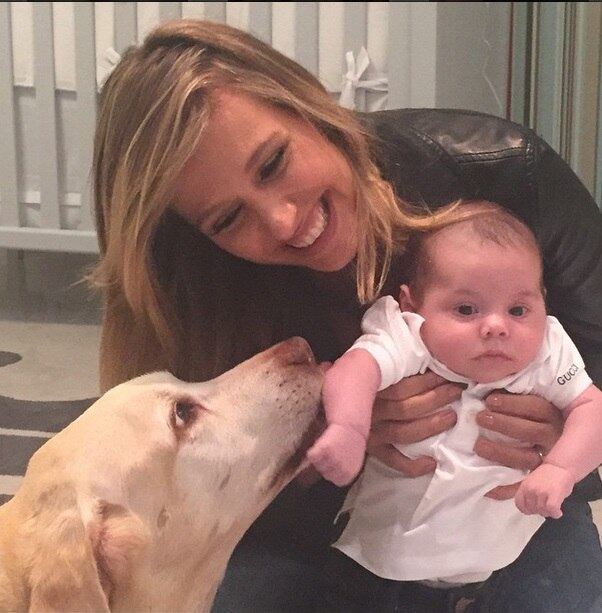 É a própria apresentadora que faz de tudo para que bebê e animais se divirtam juntos
