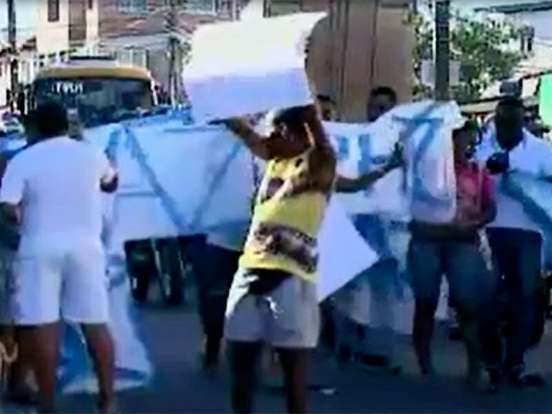 Grupo de moradores fez uma manifestação, na tarde desta terça-feira (31), e interditaram o trânsito para pedir paz
