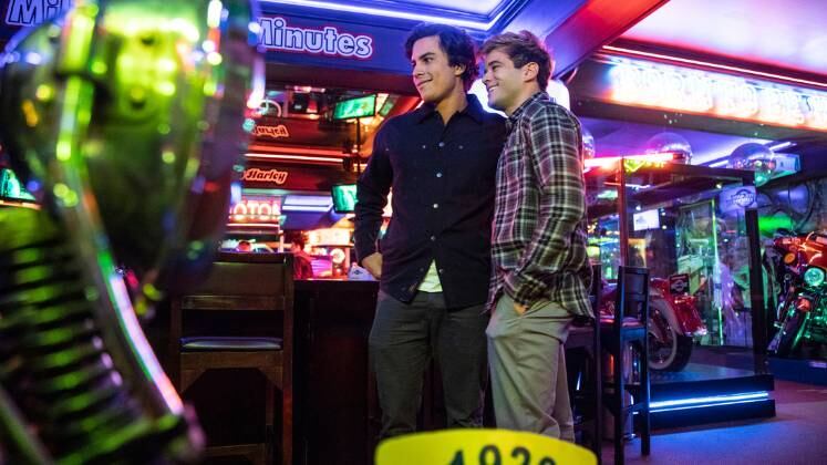 Em Tagem, até os mais bagunceiros encontram sua dupla ideal. É o caso de Arthur (Hall Mendes) e Plínio (Luan Argollo). “Eles são unha e carne, se defendem e estão sempre juntos. É aquela amizade em que eles contam todos os segredos um para o outro. Eles têm uma parceria muito grande e são superdivertidos. A construção dos personagens vem muito da amizade que eu tenho com o Luan na vida real”, contou Hall Mendes
